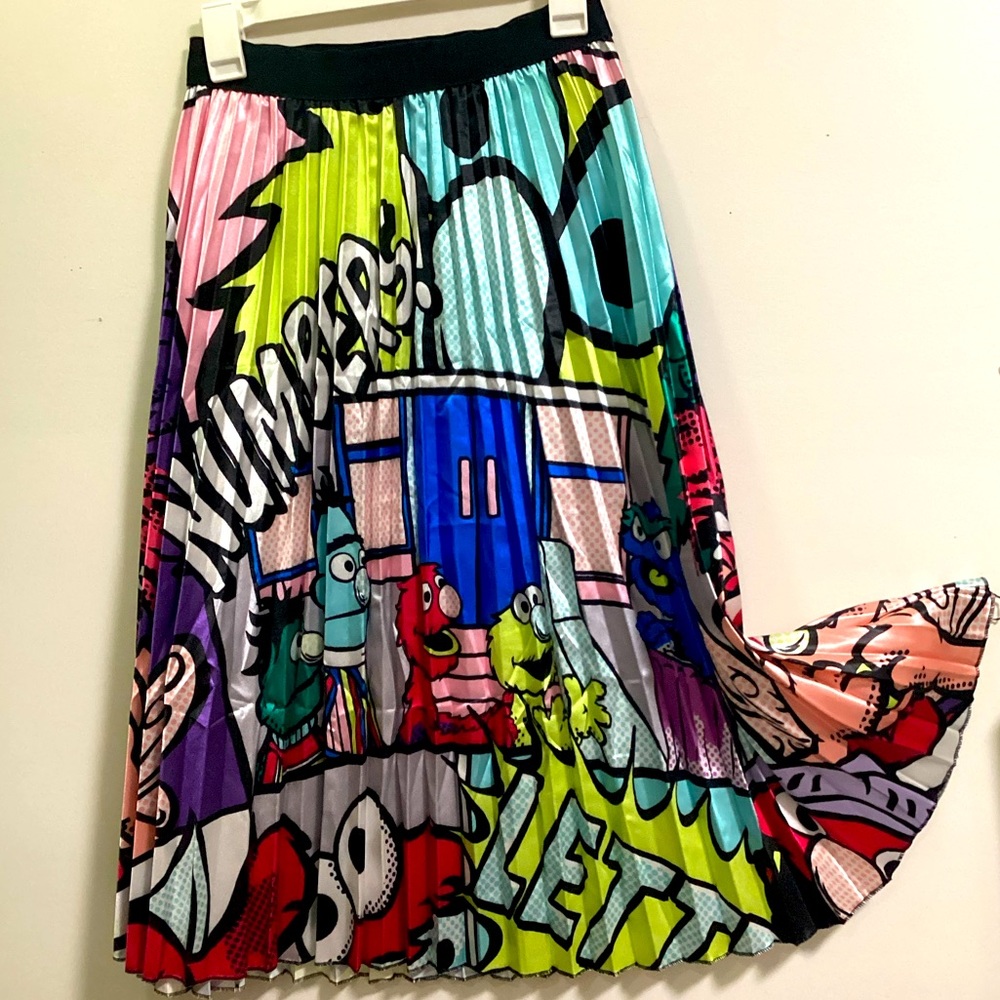 Cartoon pleated skirt.